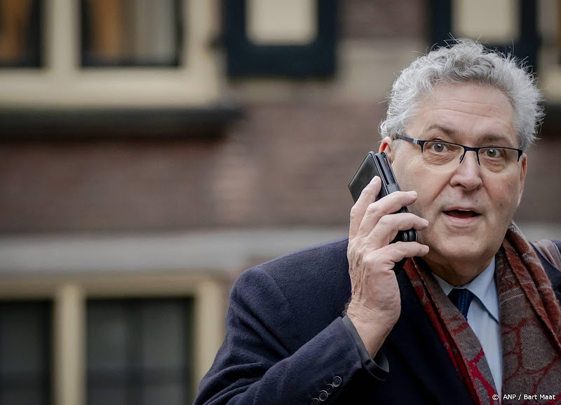 Henk Krol sluit deuren bed and